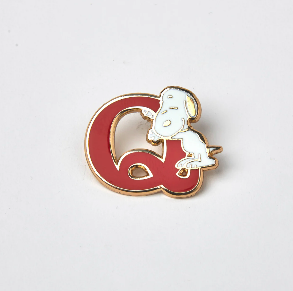 PEANUTS Q ALPHABET ENAMEL PIN