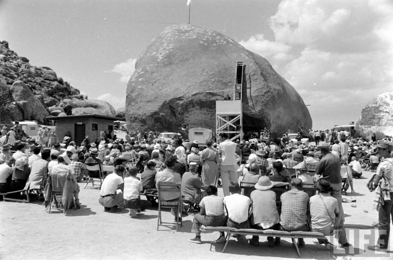 GIANT ROCK SWEATSHIRT